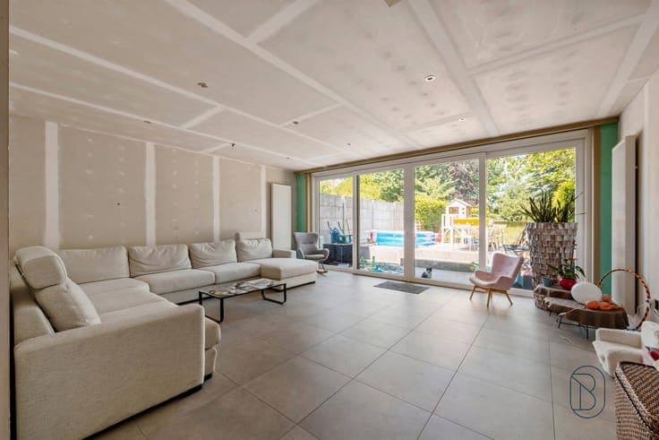 Spacious, move-in-ready family home with 4 bedrooms, a garag