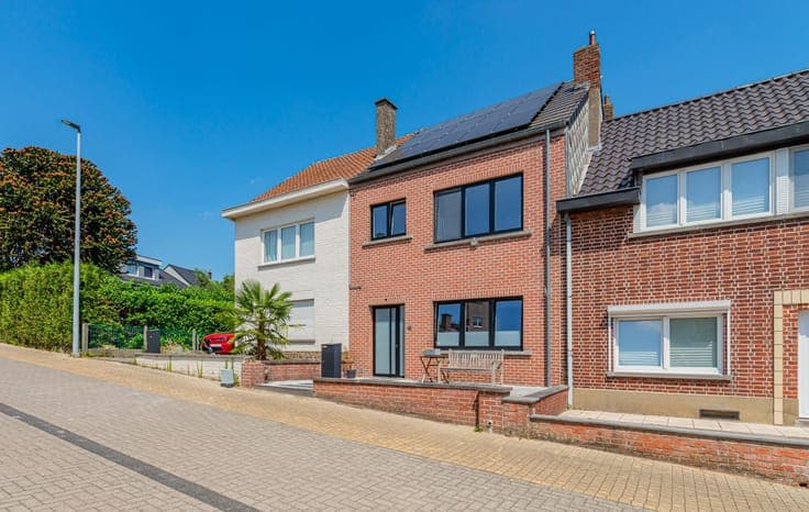 MOVE-IN READY 3-BEDROOM HOME WITH GARDEN IN A QUIET STREET