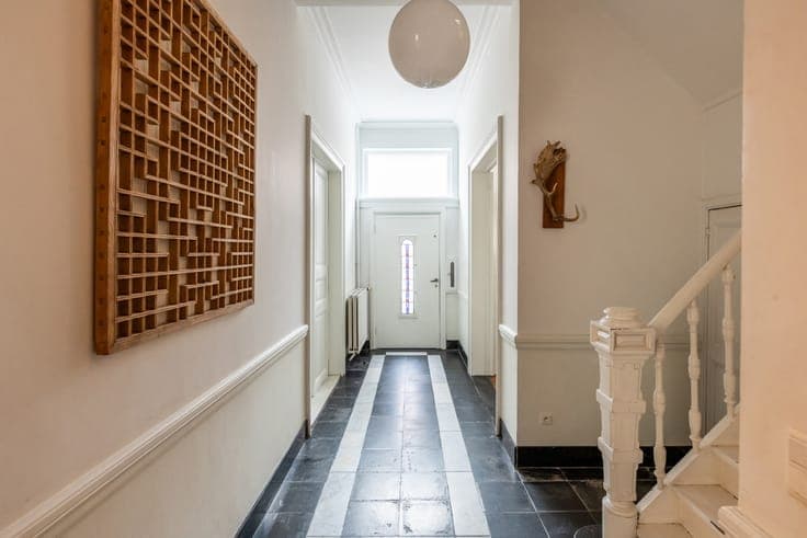 Elegant townhouse with a lush garden and multi-purpose room