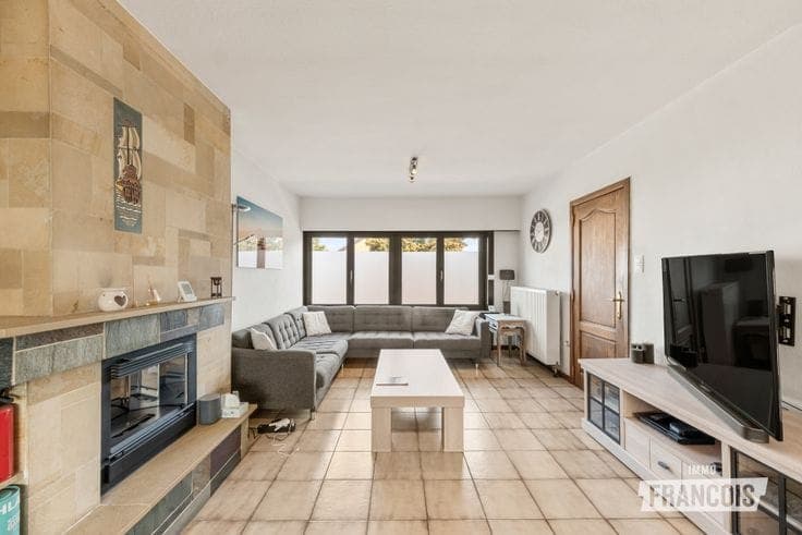 Move-in ready family home with garage and garden for sale i…