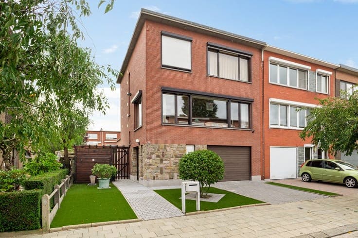 Halfopen bel-etagewoning met 3 slaapkamers, garage en zui...