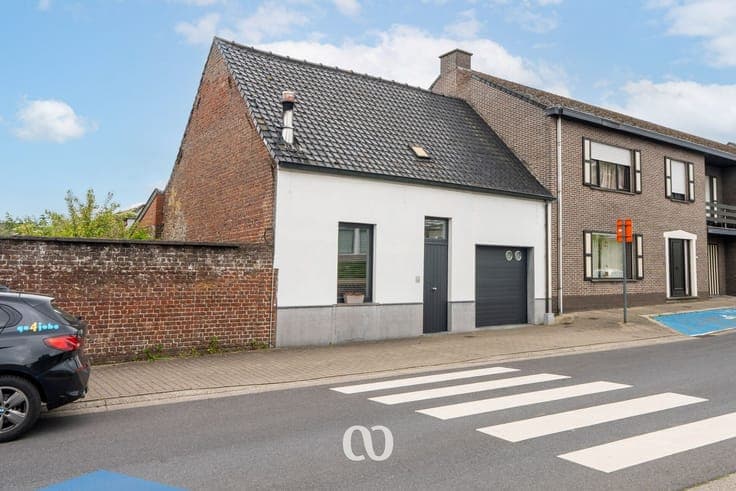Ready-to-move-in house with garden and outbuilding in the ce