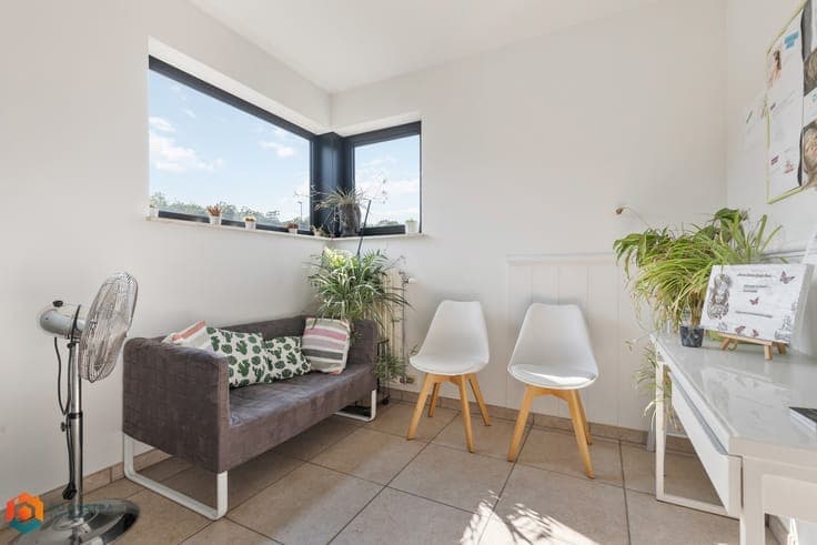 Ruime woning met bureel/polyvalente ruimte voor vrij bero...