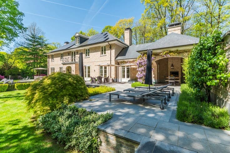 Prestigious residence on a south facing estate