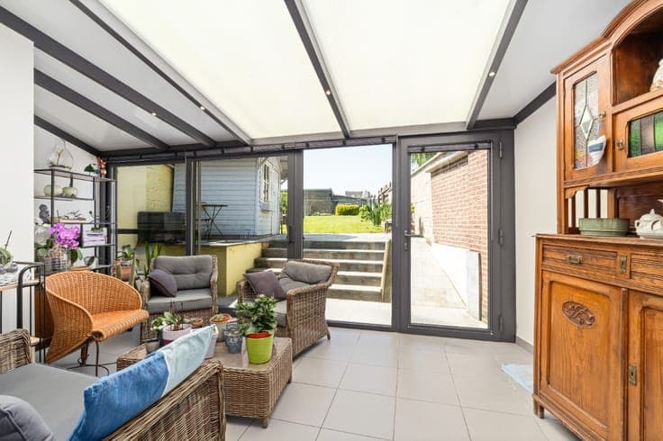 Spacious, well-maintained home in Denderwindeke