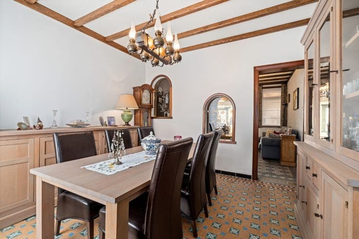Spacious, well-maintained home in Denderwindeke