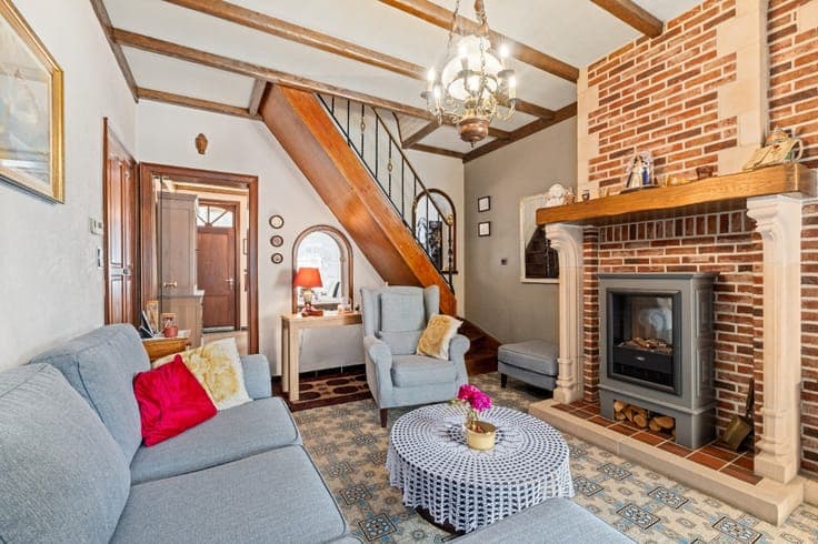 Spacious, well-maintained home in Denderwindeke
