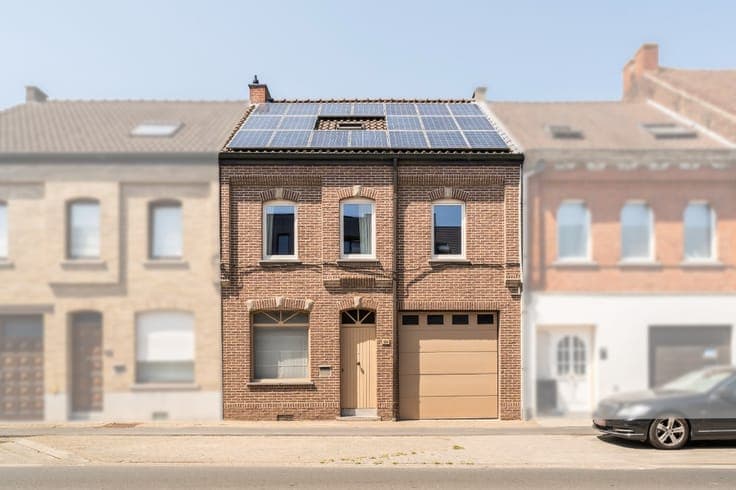 Spacious, well-maintained home in Denderwindeke