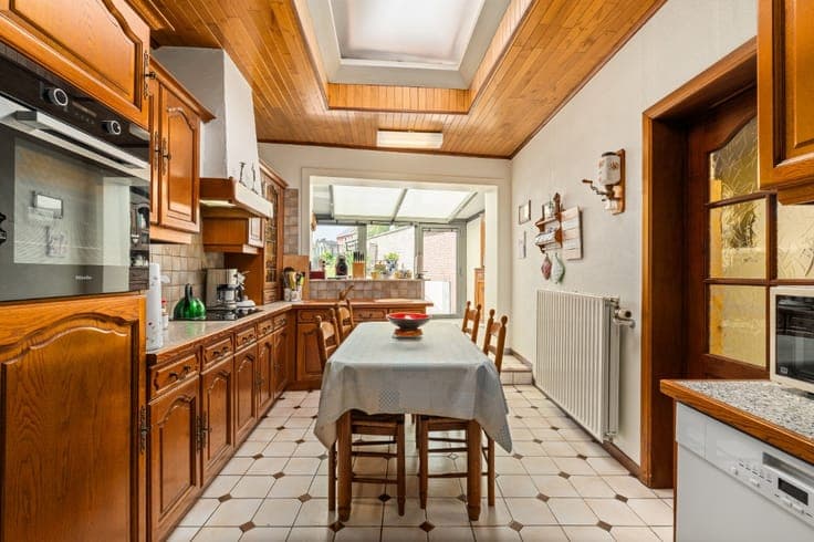 Spacious, well-maintained home in Denderwindeke
