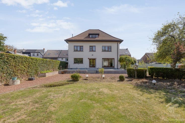 Luxueuze villa met 5 slaapkamers, bureau en ruime tuin op...