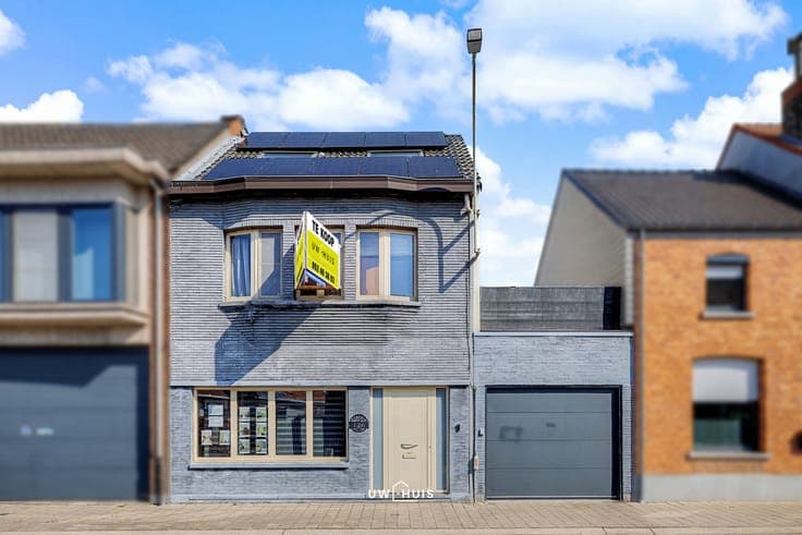 Spacious family home with 7 bedrooms, large garage, and roof