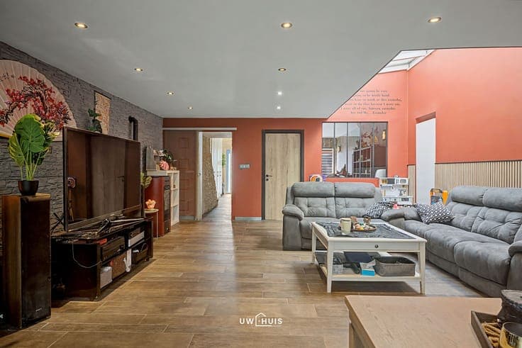 Spacious family home with 7 bedrooms, large garage, and roof