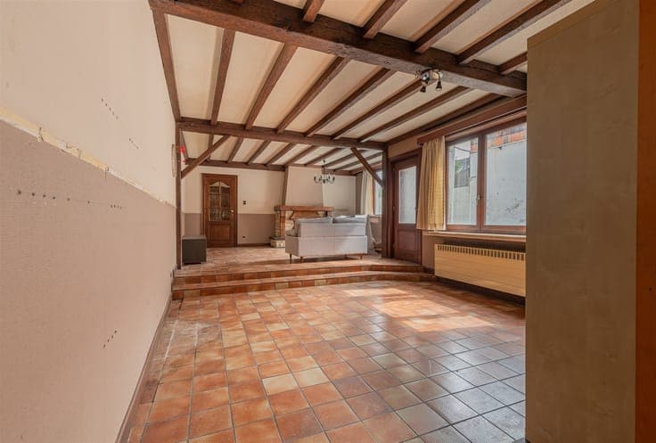 To be renovated commercial house with potential close to cen