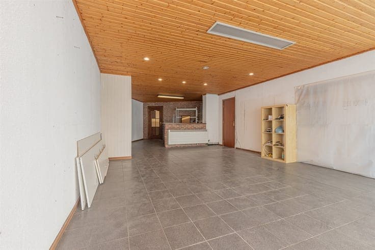To be renovated commercial house with potential close to cen