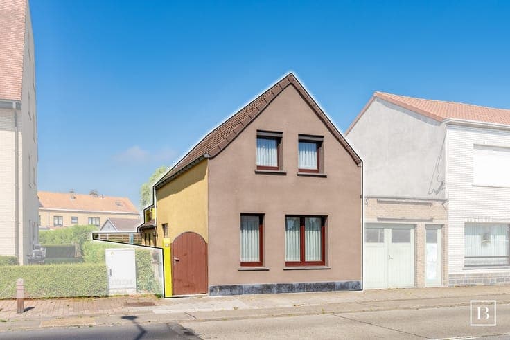 Well-maintained home near the center