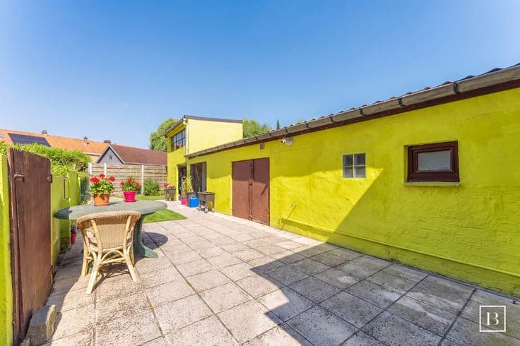 Well-maintained home near the center