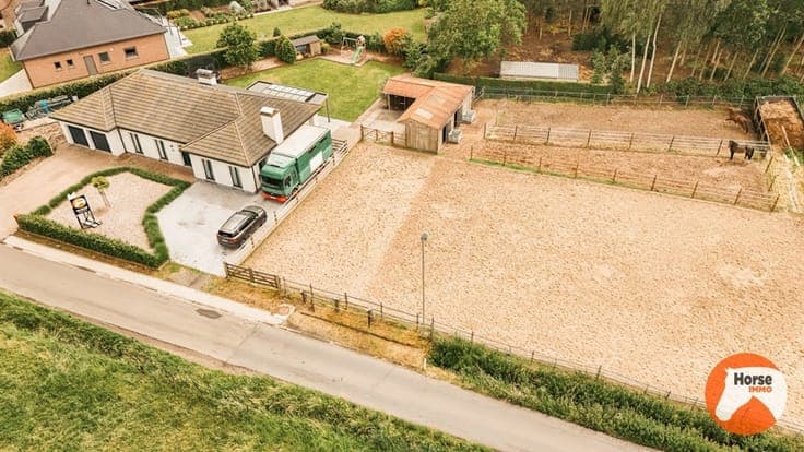 VRASENE - Recent gerenoveerde woning met paardenstallen