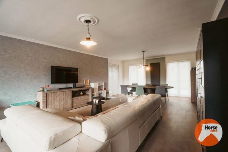 VRASENE - Recent gerenoveerde woning met paardenstallen