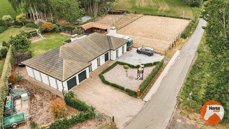 VRASENE - Recent gerenoveerde woning met paardenstallen