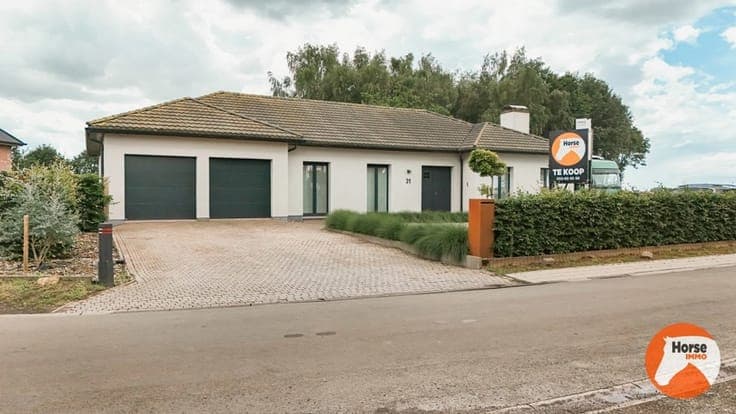 VRASENE - Recent gerenoveerde woning met paardenstallen