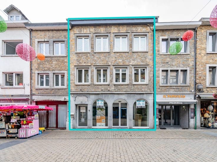Renovated Building – Commercial & 2 Residential Apartments