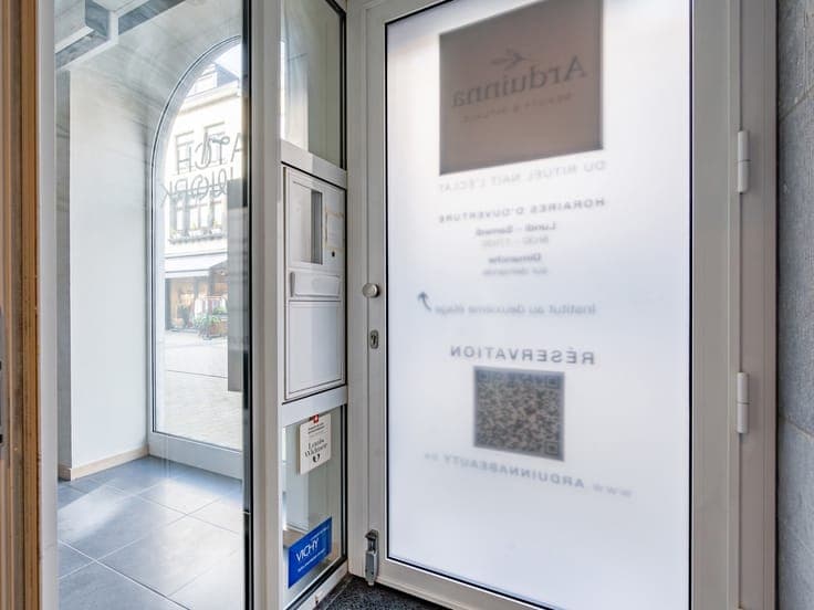 Renovated Building – Commercial & 2 Residential Apartments