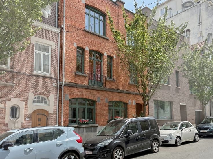Lotz/Cavell: Superb 9-bedroom house with garden