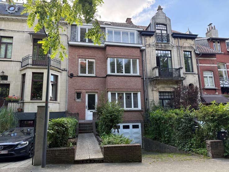 Great family home in need of renovation