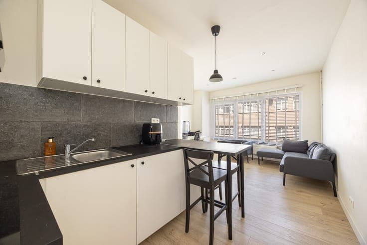 Licensed investment property - 5 studios - AAA Location