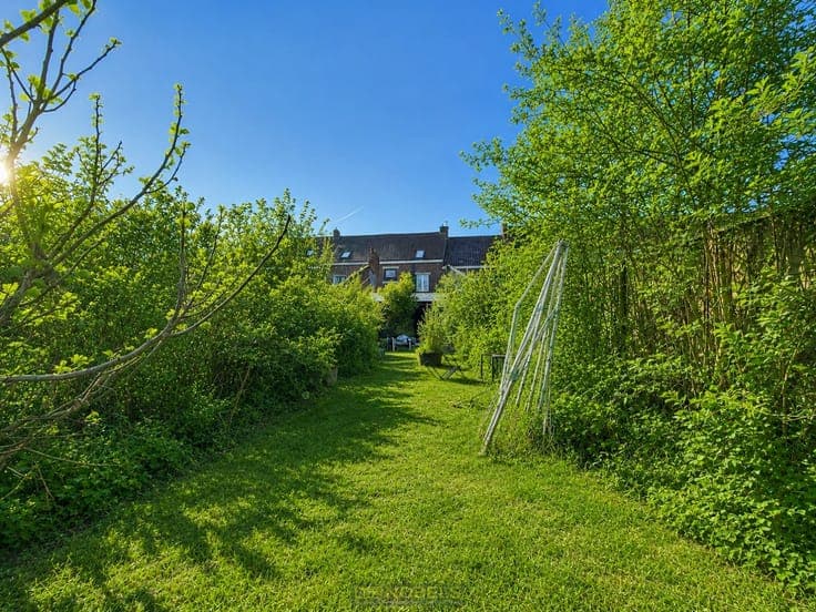 Te koop, verder af te werken woning met 4 slaapkamers en ...