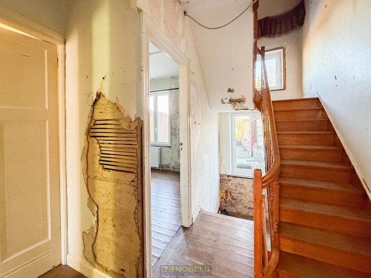 Te koop, verder af te werken woning met 4 slaapkamers en ...