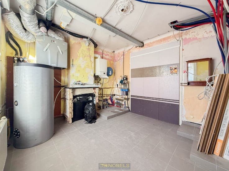 Te koop, verder af te werken woning met 4 slaapkamers en ...