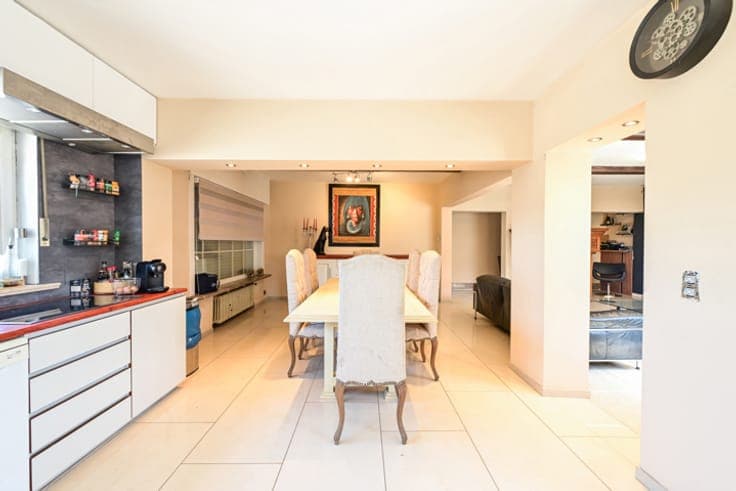 BEAUTIFUL 6-BEDROOM HOUSE WITH COURTYARD & GARAGE