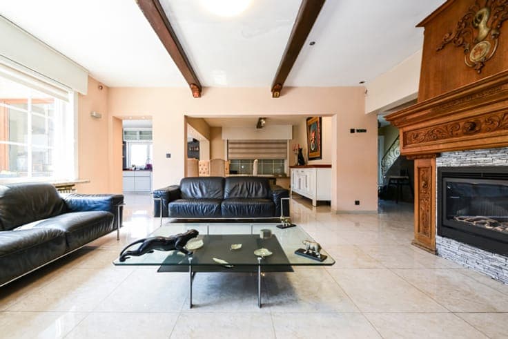 BEAUTIFUL 6-BEDROOM HOUSE WITH COURTYARD & GARAGE