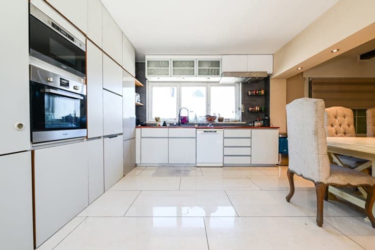 BEAUTIFUL 6-BEDROOM HOUSE WITH COURTYARD & GARAGE