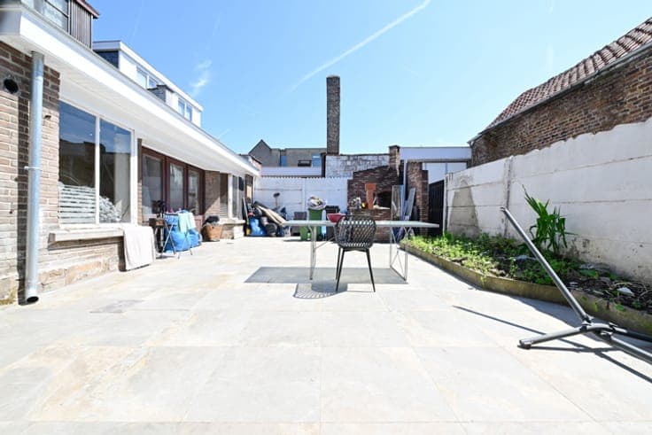 BEAUTIFUL 6-BEDROOM HOUSE WITH COURTYARD & GARAGE