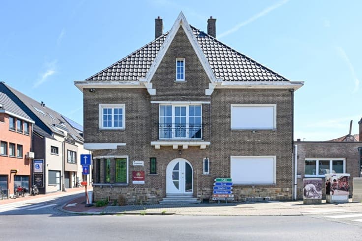 BEAUTIFUL 6-BEDROOM HOUSE WITH COURTYARD & GARAGE
