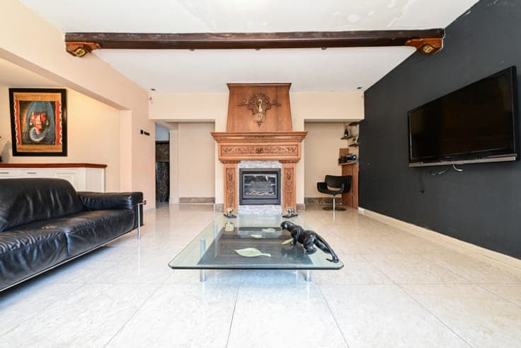 BEAUTIFUL 6-BEDROOM HOUSE WITH COURTYARD & GARAGE