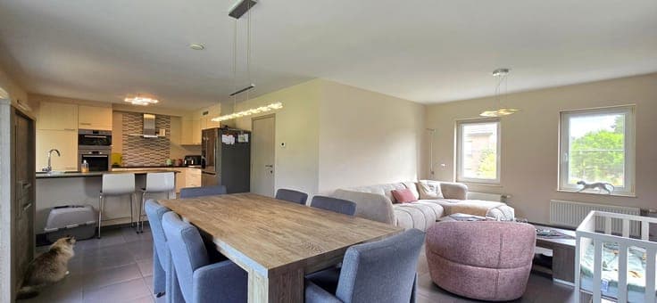 Instapklare halfopen gezinswoning met 4 slaapkamers, zonn...