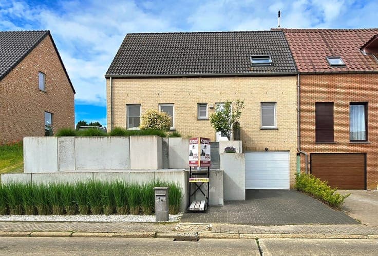 Instapklare halfopen gezinswoning met 4 slaapkamers, zonn...