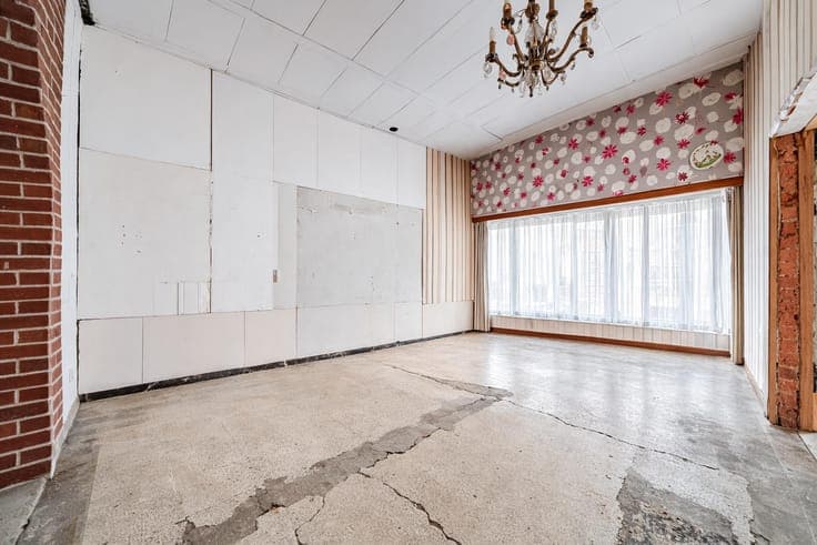 Grande maison pleine de potentiel avec 4 chambres et grenier