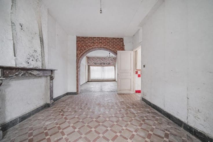 Grande maison pleine de potentiel avec 4 chambres et grenier