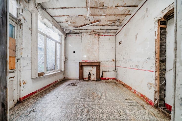Grande maison pleine de potentiel avec 4 chambres et grenier