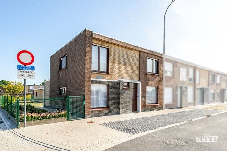 Spacious corner house in a quiet neighbourhood in Roeselare