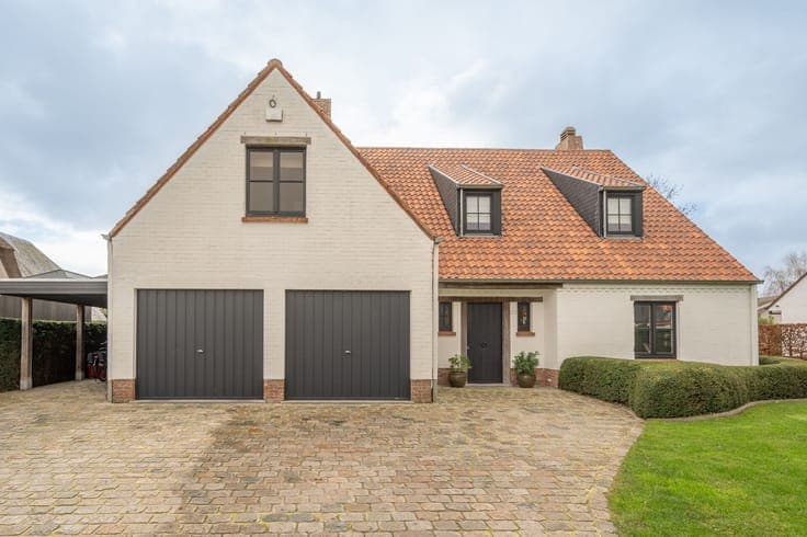 Elegant detached villa, renovated and ideally situated near