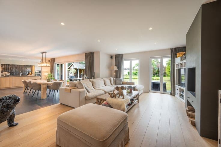 Elegant detached villa, renovated and ideally situated near
