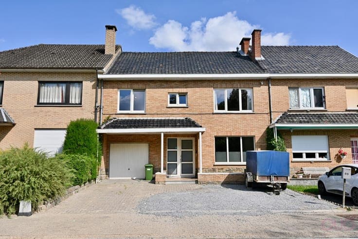 Ruime gesloten bebouwing met inpandige garage en landelij...