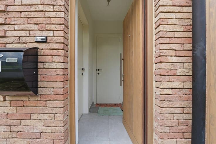 RUSTIG WONEN NABIJ HET STADSCENTRUM IN EEN RECENTE GEZINS...