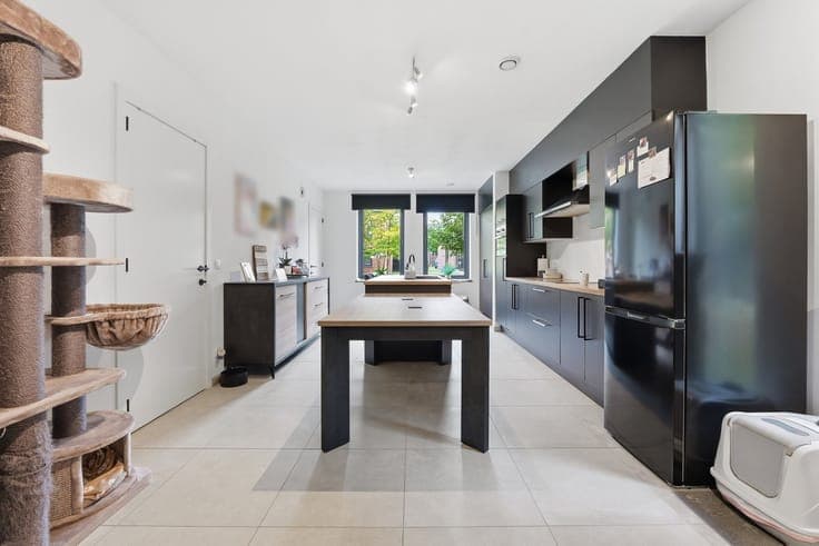 RUSTIG WONEN NABIJ HET STADSCENTRUM IN EEN RECENTE GEZINS...