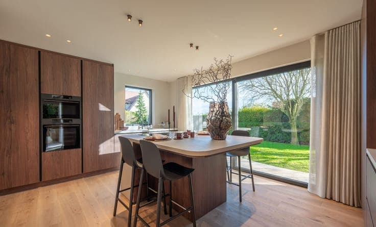 Elegantly renovated villa on a generous plot in a quiet resi